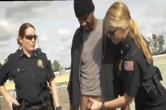 Негритянка из полиции разрешила проникнуть к ней в киску